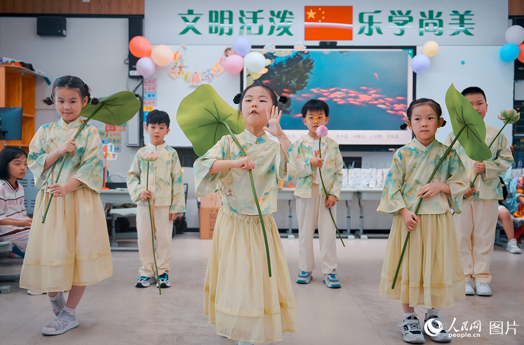2025年5月30日下午，广东省深圳市福田区百花小学的孩子们，在“六一”联欢活动上表演。人民网 王星摄