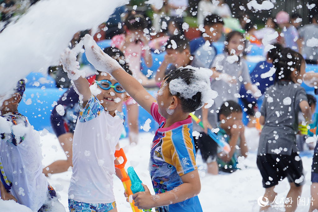 2025年5月30日，四川省成都天府九小举行“世运夏集庆六一 川港童梦端午情”活动，小朋友尽情玩耍。人民网 赵祖乐摄