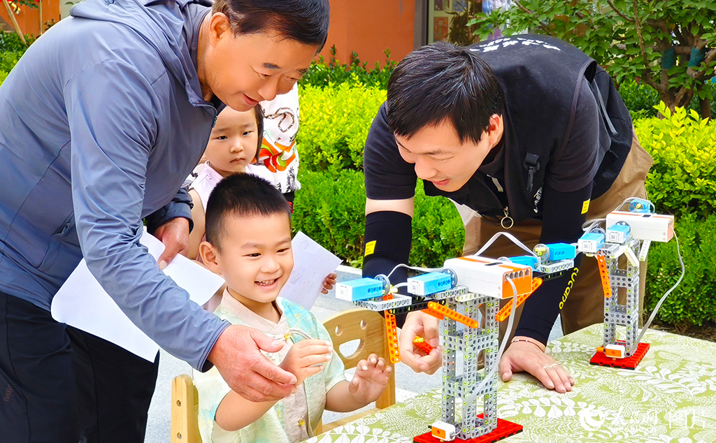 2025年5月29日，河北省雄安文德幼儿园举办“童心追梦庆六一，粽享欢乐迎端午”传统与科技亲子游园会，以传统为舟、科技为桨，为孩子们打造了一场跨越古今的文化盛宴。人民网记者 宋烨文摄