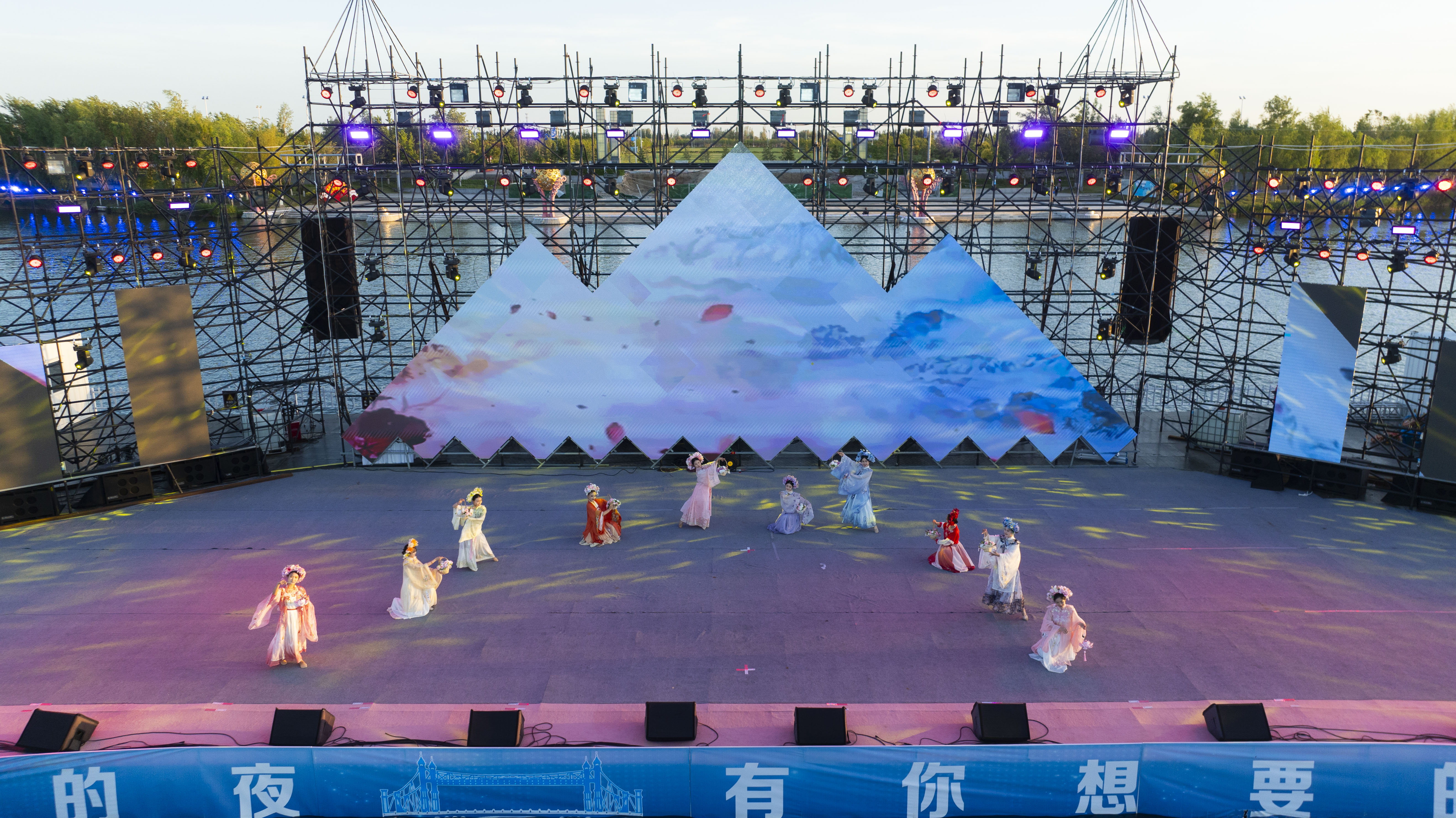 5月31日，“盛韵国潮·‘粽’享北屯”第十师北屯市端午国潮游园会在北屯市玉带河边启幕。 (2).jpg