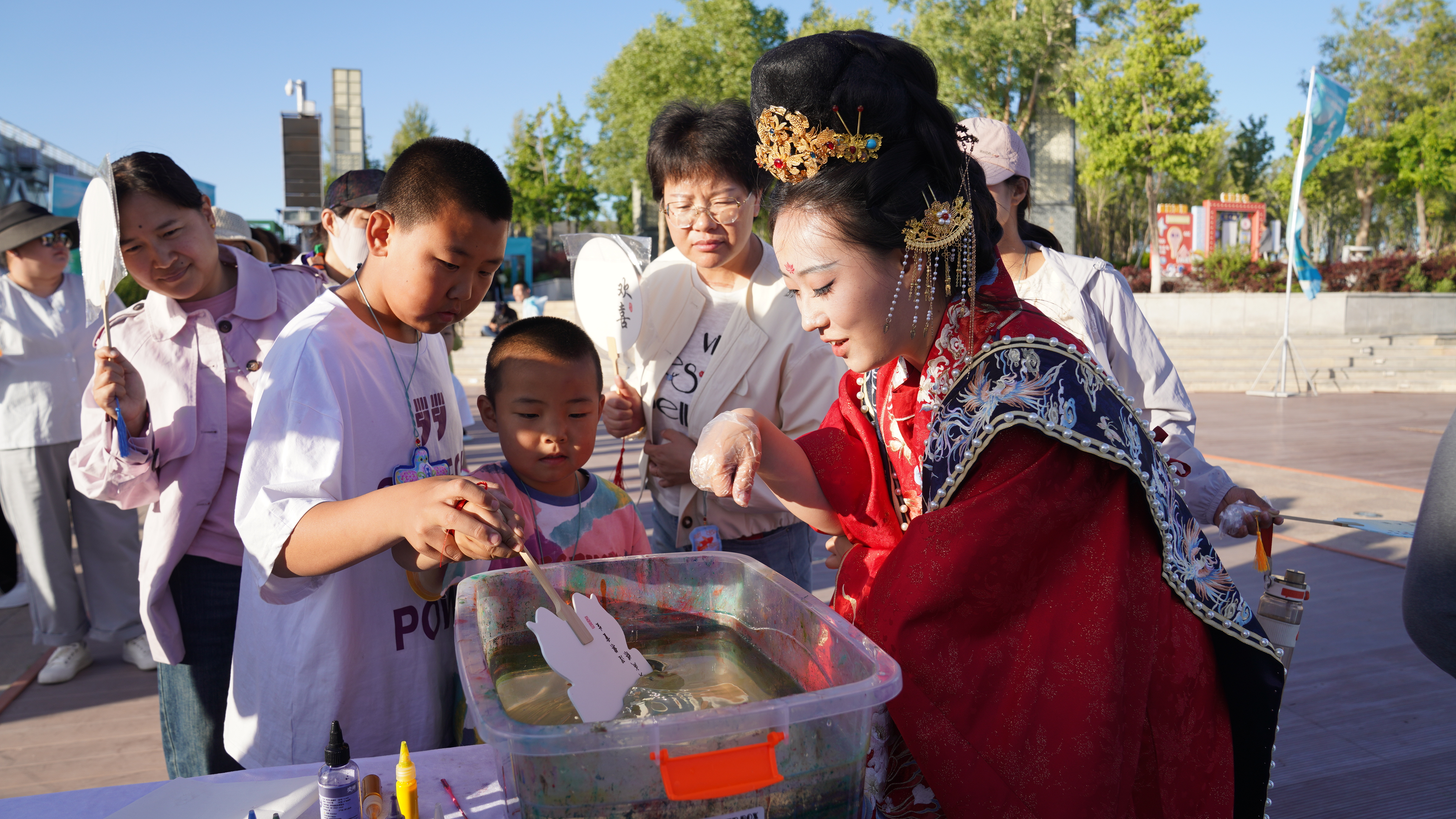 5月31日，“盛韵国潮·‘粽’享北屯”第十师北屯市端午国潮游园会在北屯市玉带河边启幕。 (1).jpg