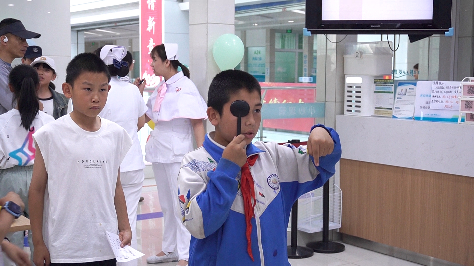 孩子们进行视力检查.jpg