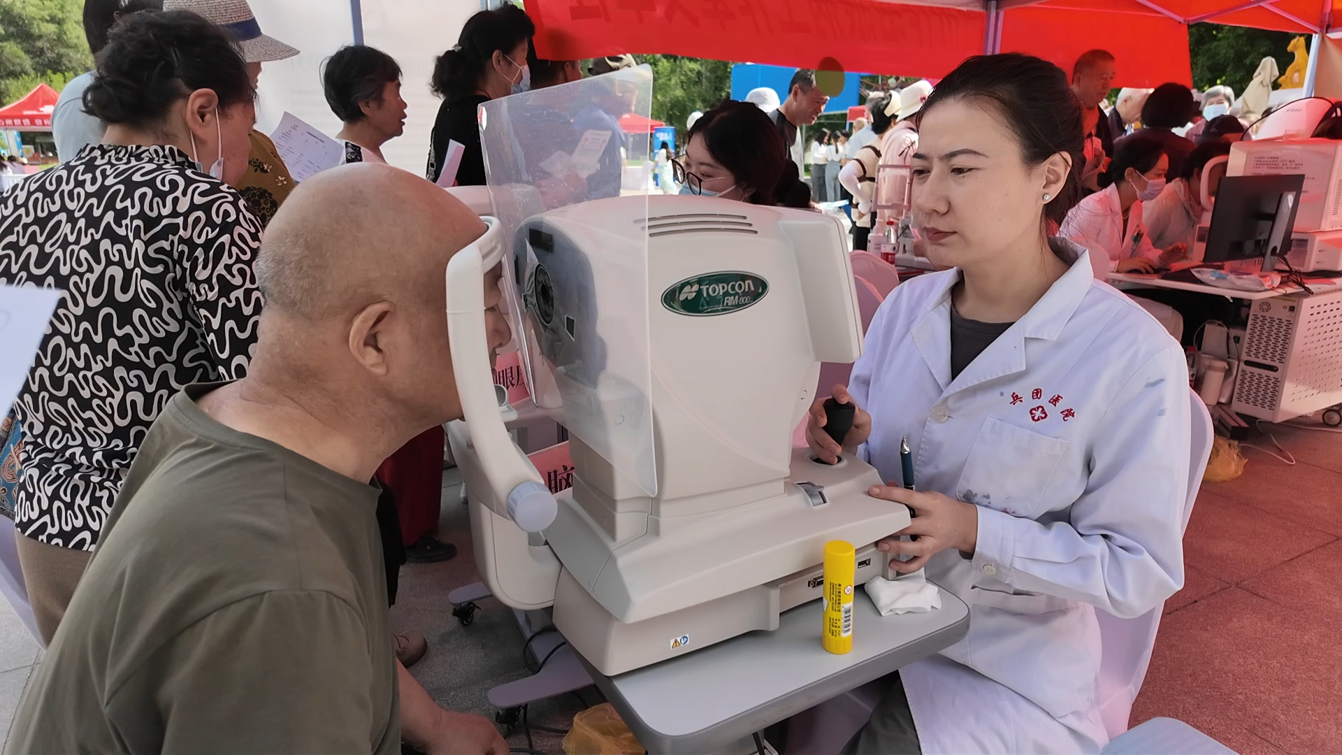 医护人员为市民进行眼科检查和咨询服务.jpg