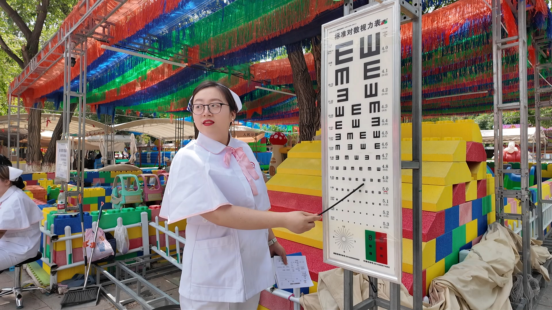 医护人员为市民进行视力检测.jpg