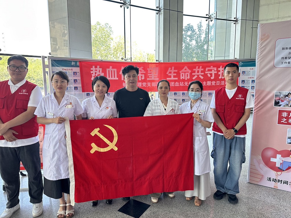 兵团中心血站工作人员和兵团团委志愿者合影。.jpg