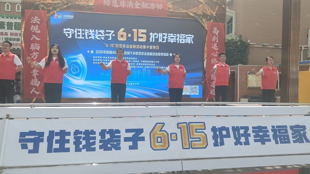 活动中表演快板。梁艳摄.jpg