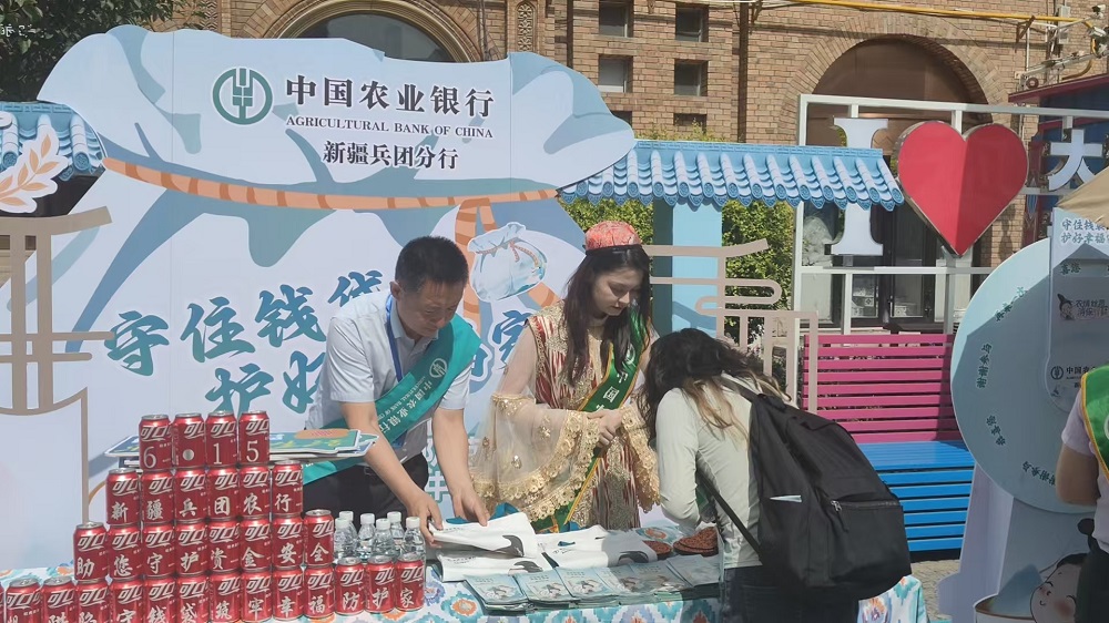 中国农业银行新疆兵团分行工作人员向群众宣传防范非法金融知识。梁艳摄.jpg