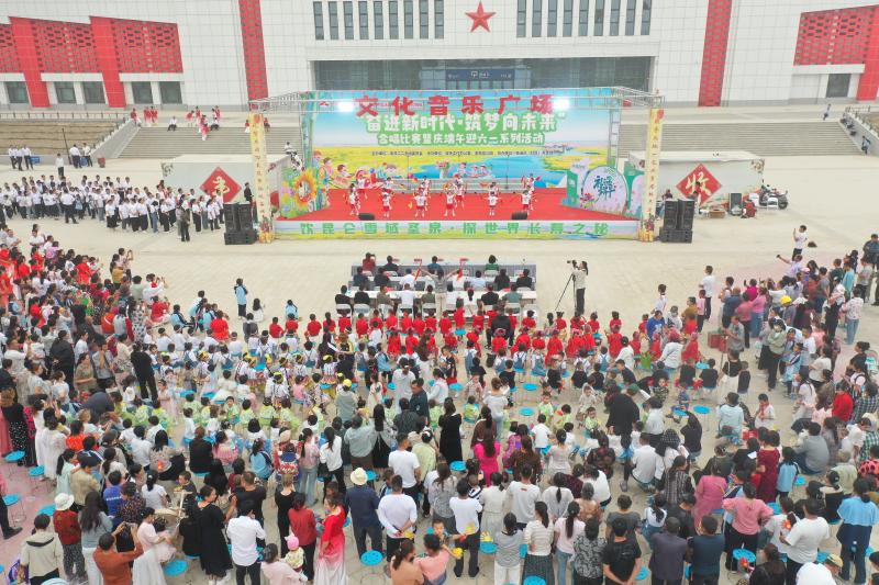 二二五团举办的“奋进新时代·筑梦向未来 合唱比赛暨庆端午迎六一系列活动”，图为演出现场。冯春燕 摄.jpg