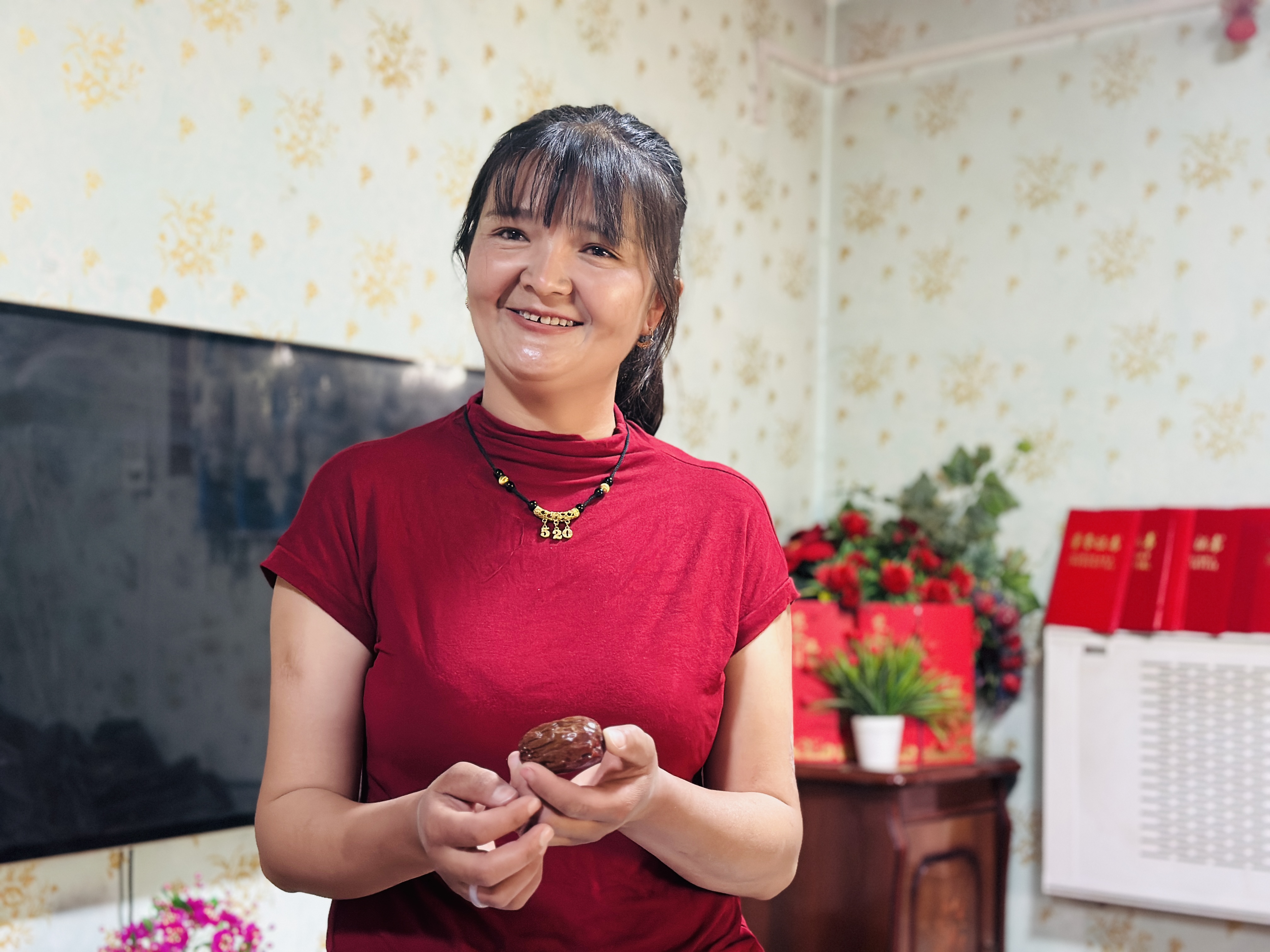 6月4日，艾西罕·买提卡司木拿出自家种的红枣招待访客，回忆起初到兵团第十四师二二五团四连的日子，她百感交集。李萍 摄.jpg