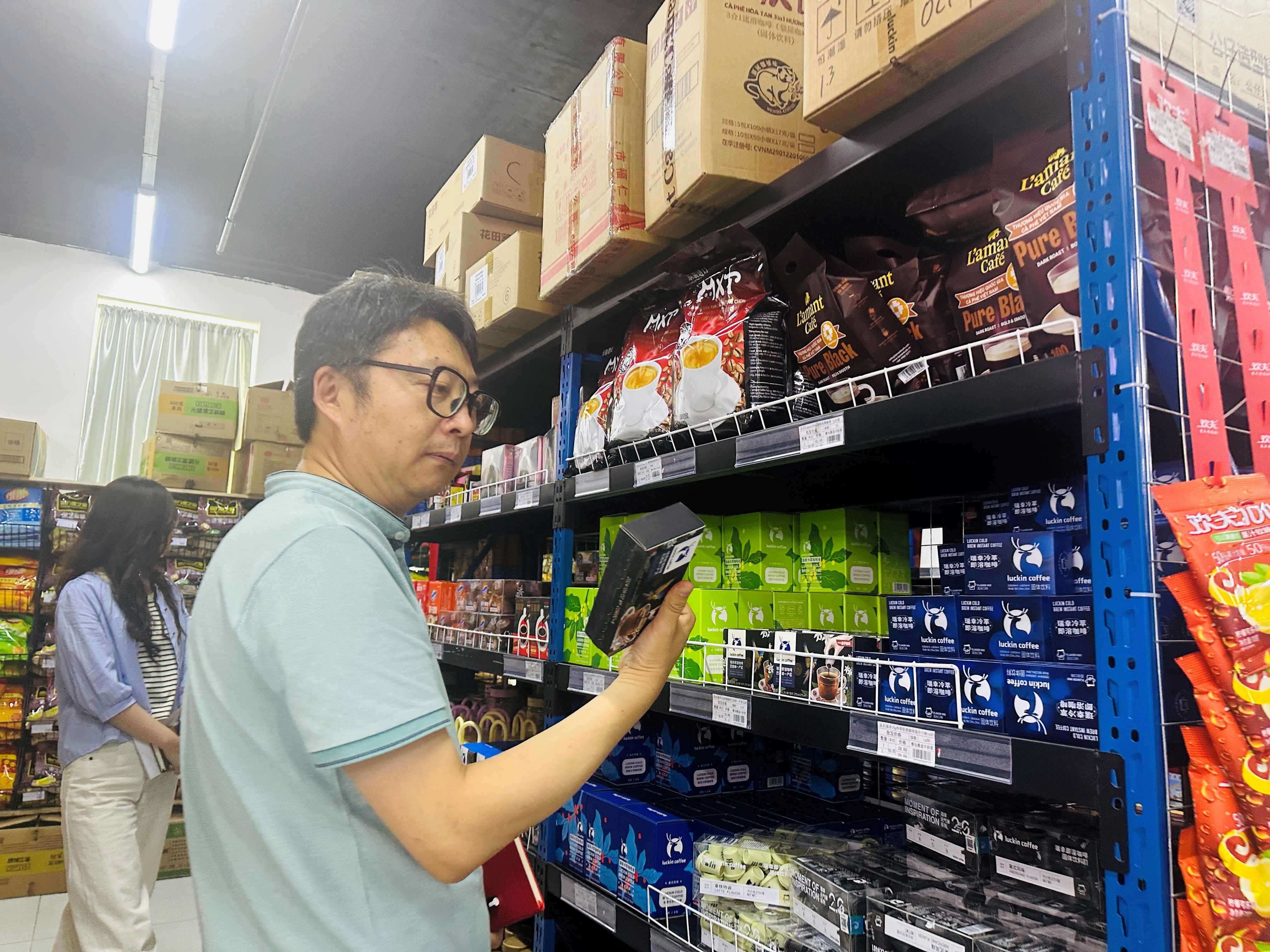 顾客正在选购商品  李萍 梁艳  摄.jpg