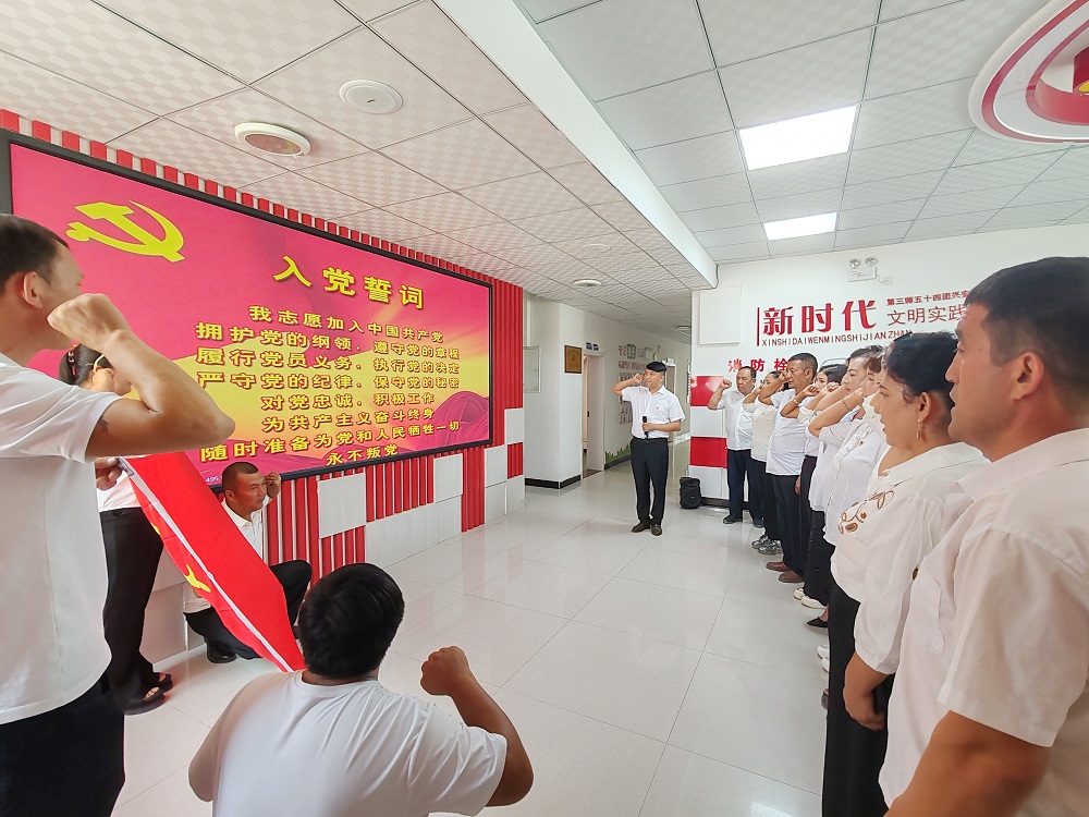 重温入党誓词 付超 摄.jpg