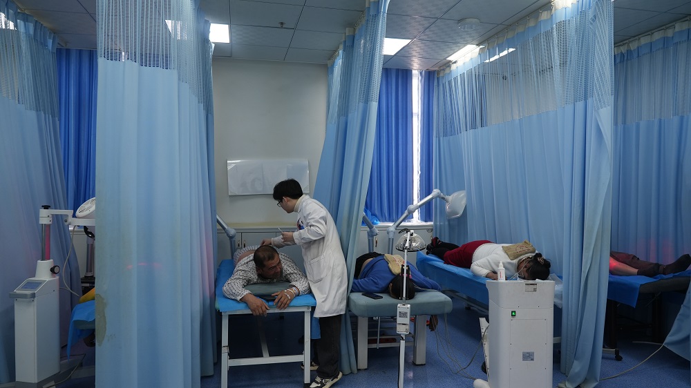 二二五团职工群众正在团医院接受各类康复治疗活动。麦丽柯扎提·艾合麦提摄 (7).jpg