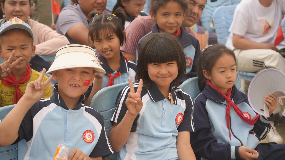 二二五团中学六一文艺汇演 麦丽柯扎提·艾合麦提摄.jpg