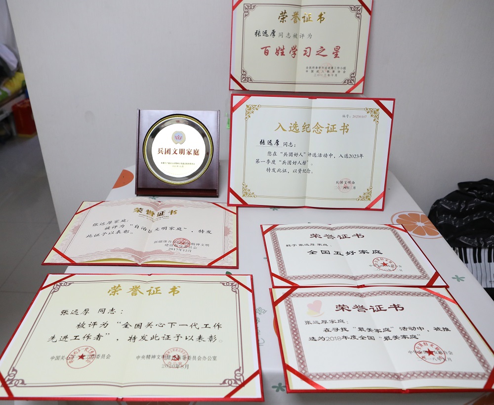 张远厚获得的部分荣誉证书。胡杨网 李雨浪 摄.jpg