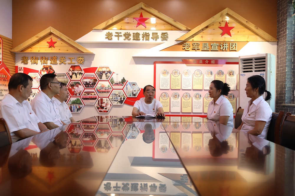 张远厚在参加工作会议。胡杨网 李雨浪 摄.jpg