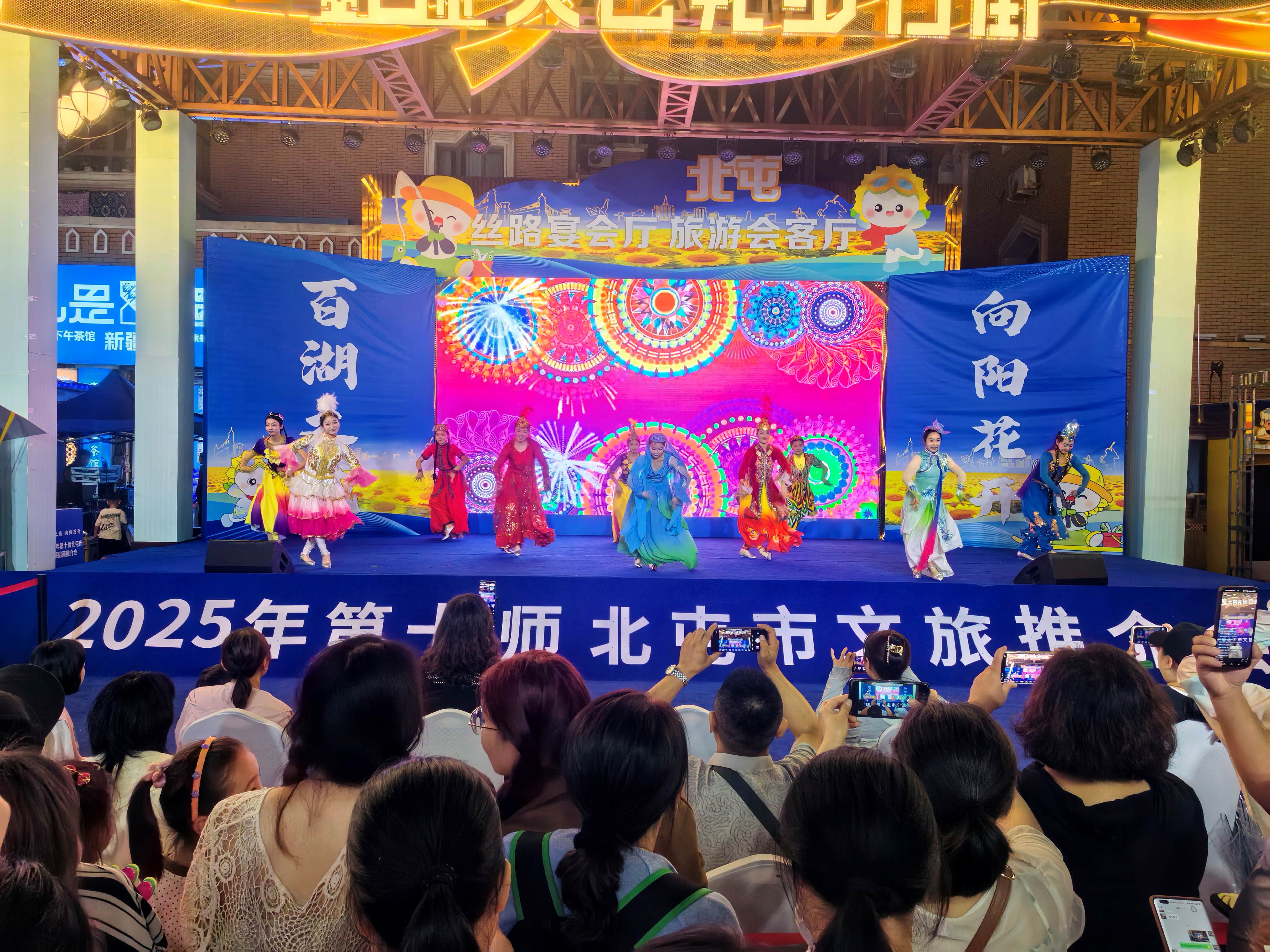 激情澎湃的舞蹈吸引着来往游客驻足观看。胡杨网记者 李雨浪 摄.jpg