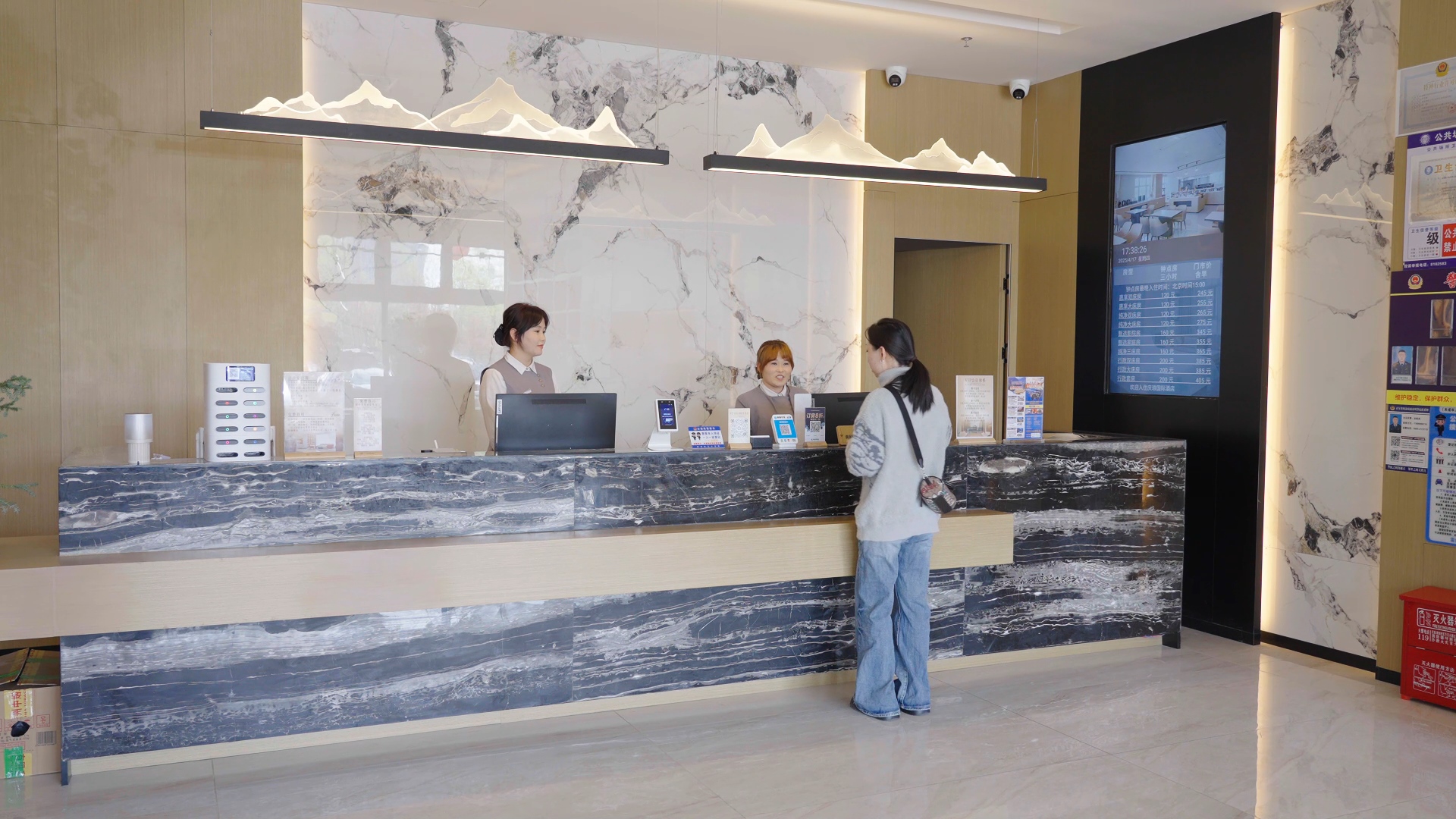 顾客在新疆庆琅居酒店办理入住.jpg