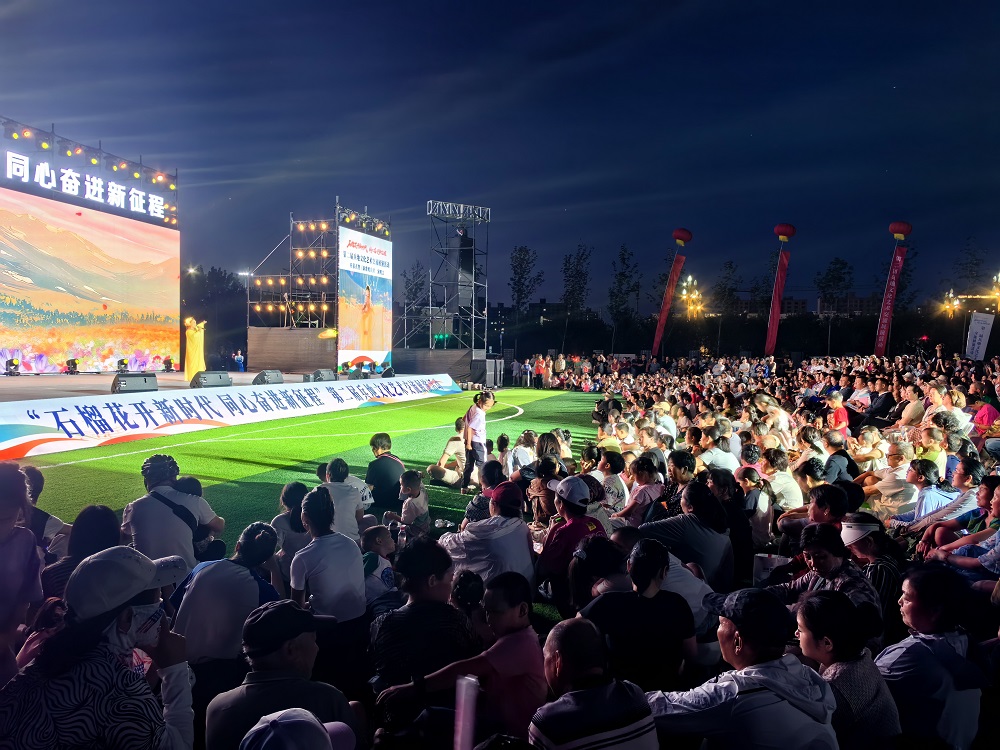 夜幕低垂，演员与观众热情不减。胡杨网记者 李雨浪 摄.jpg