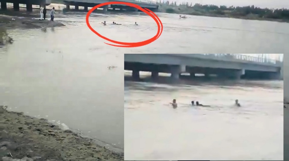 民警辅警正在救援3名落水群众。.jpg