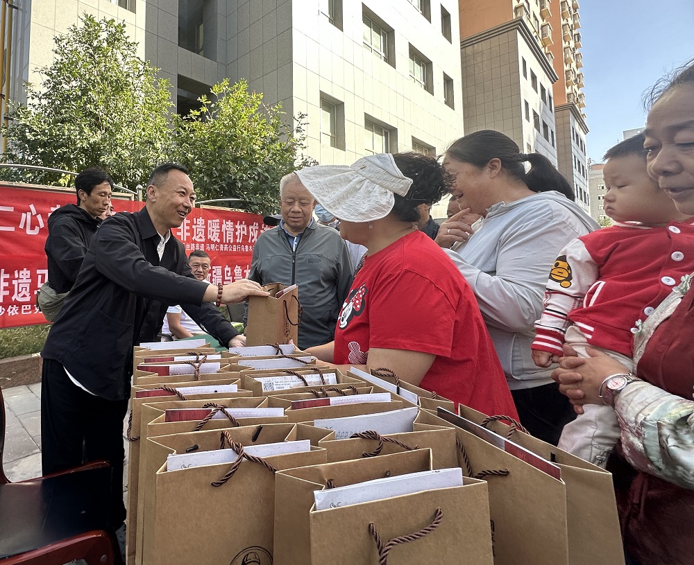 9月1日，“丝路非遗公益行”首站活动在乌鲁木齐市八一街道正式启动。活动聚焦为新疆生产建设兵团的军垦前辈守护健康。李萍 摄.jpg