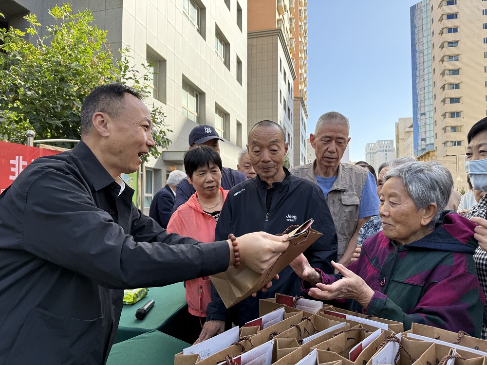 9月1日，“丝路非遗公益行”首站活动在乌鲁木齐市八一街道正式启动。活动聚焦为新疆生产建设兵团的军垦前辈守护健康。 李萍 摄.jpg