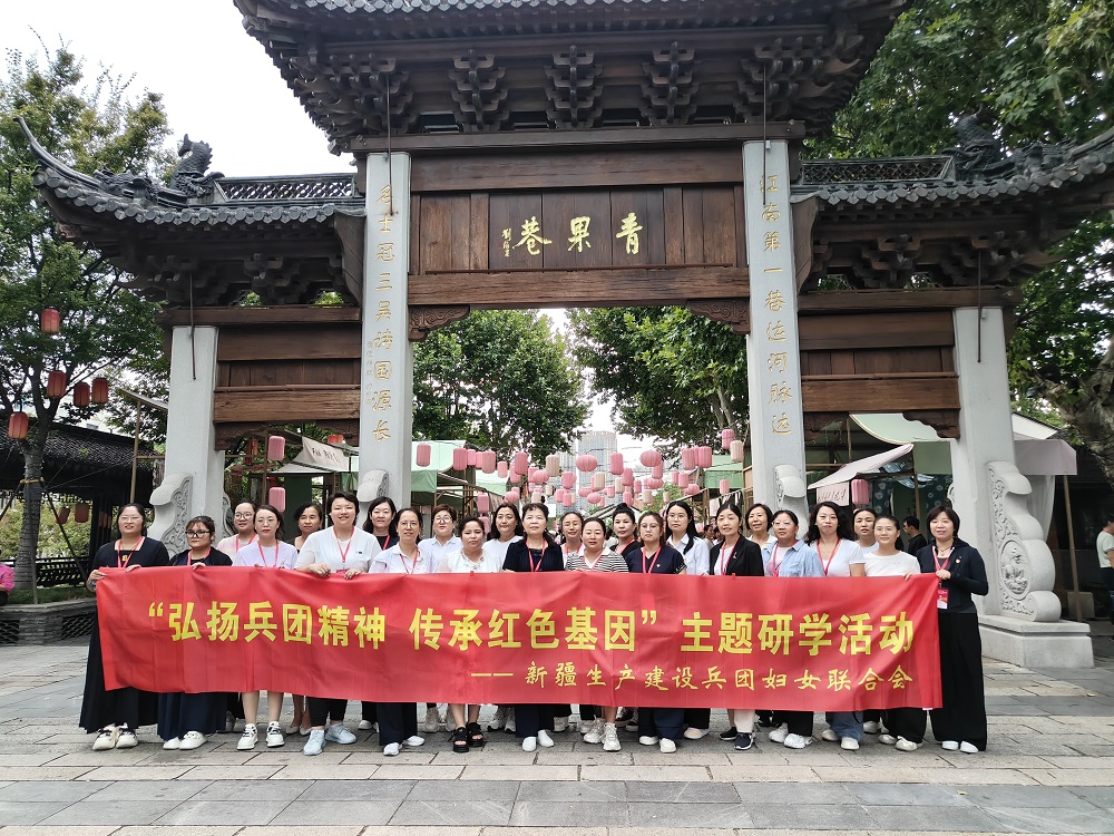 代表们走进常州市青果巷观摩“家文化综合示范街区家教家风实践基地”。.jpg