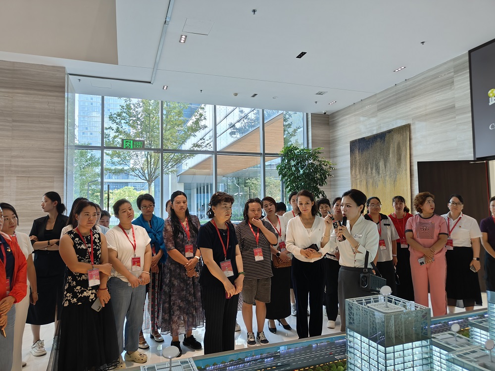 代表们在苏州市阳澄数谷南岸新地产业人才社区参观交流。.jpg