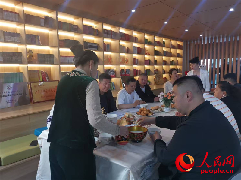 伊宁市花城里社区的“伊犁人的奶茶会”。人民网记者 陈新辉摄