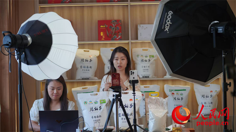 主播正在带货销售“腰站子”面粉。人民网 李欣洋摄