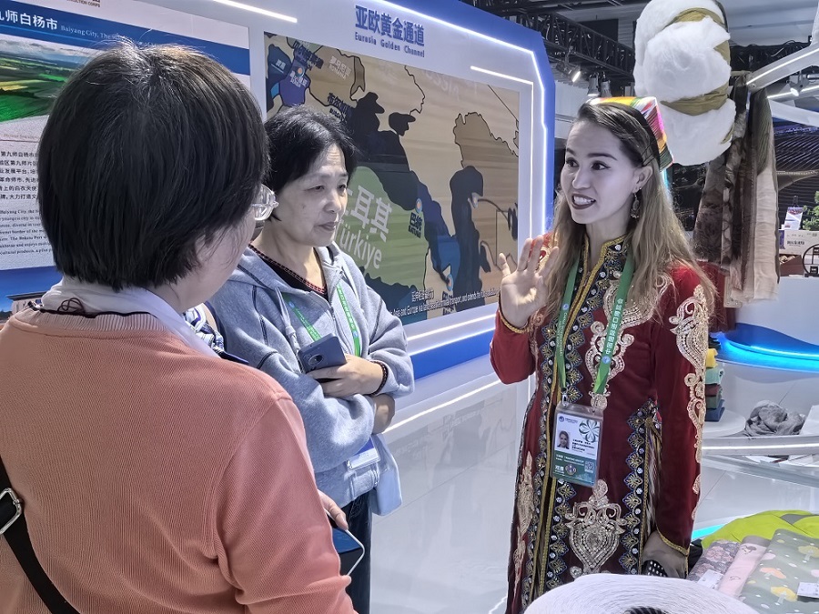 参展商在向观众介绍兵团特色产品。胡杨网记者 李雨浪 摄.jpg 参展商在向观众介绍兵团特色产品。胡杨网记者 李雨浪 摄.jpg