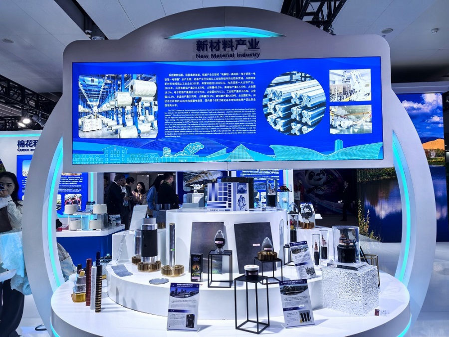 兵团展区内的新材料产业板块展示。胡杨网记者 李雨浪 摄.jpg 兵团展区内的新材料产业板块展示。胡杨网记者 李雨浪 摄.jpg