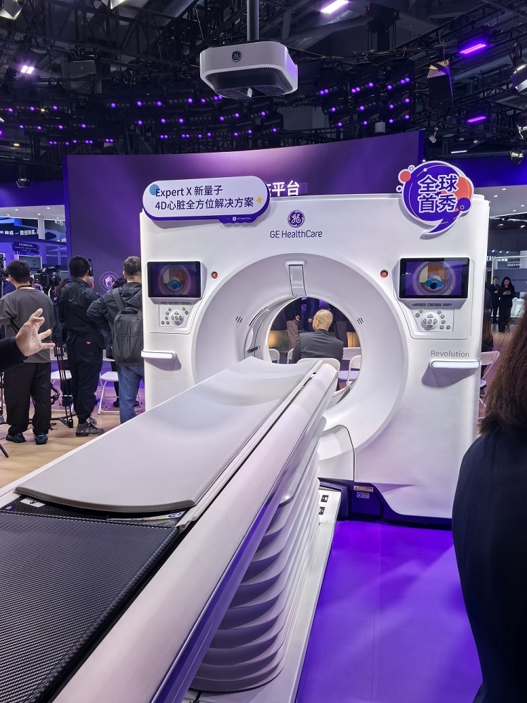 GE医疗Apex量子平台CT家族新成员——Expert X新量子CT在本届进博会上迎来“全球首秀”。胡杨网记者 李雨浪 摄.jpg GE医疗Apex量子平台CT家族新成员——Expert X新量子CT在本届进博会上迎来“全球首秀”。胡杨网记者 李雨浪 摄.jpg