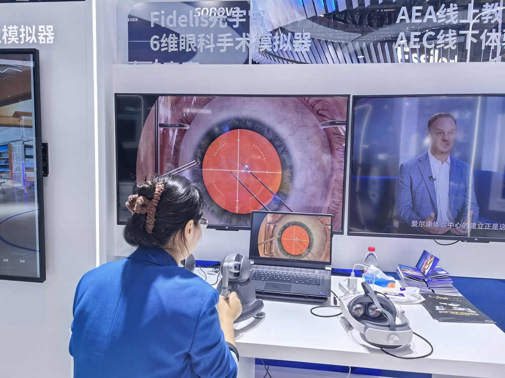 参展观众正在利用眼科手术模拟器锻炼手感。胡杨网记者 李雨浪 摄.jpg 参展观众正在利用眼科手术模拟器锻炼手感。胡杨网记者 李雨浪 摄.jpg