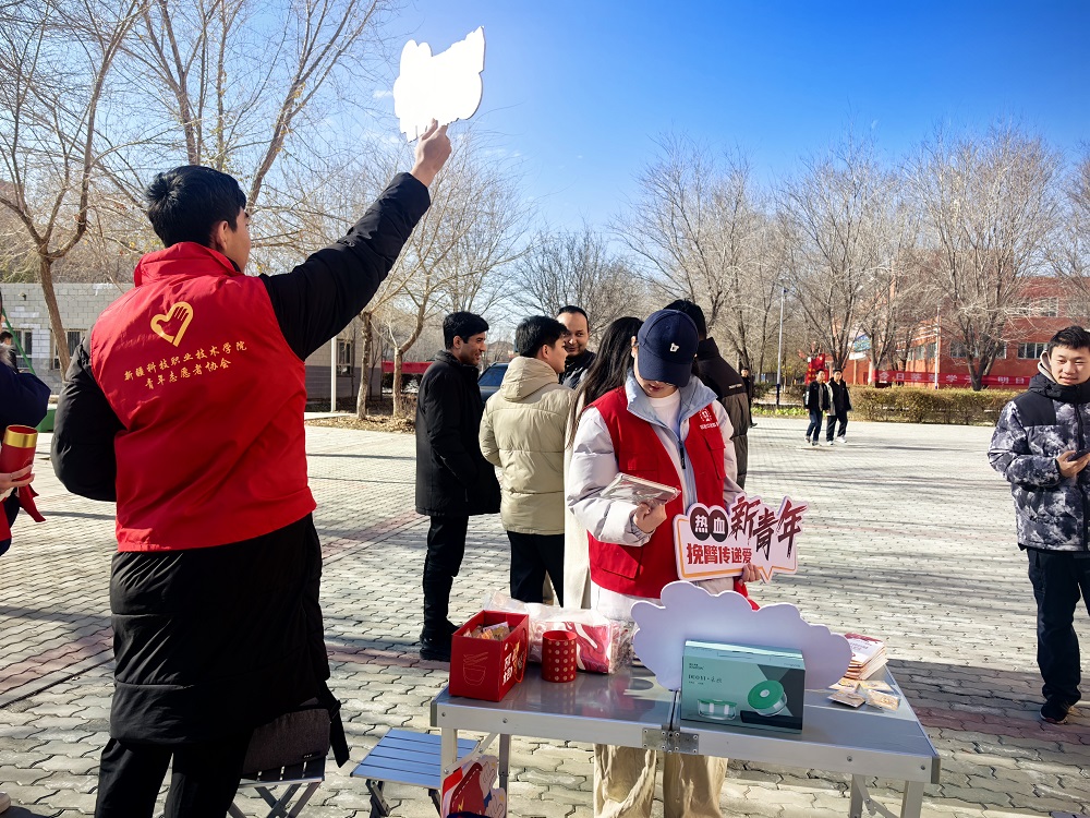 一名志愿者在校园里宣传献血。梁艳摄.jpg 一名志愿者在校园里宣传献血。梁艳摄.jpg