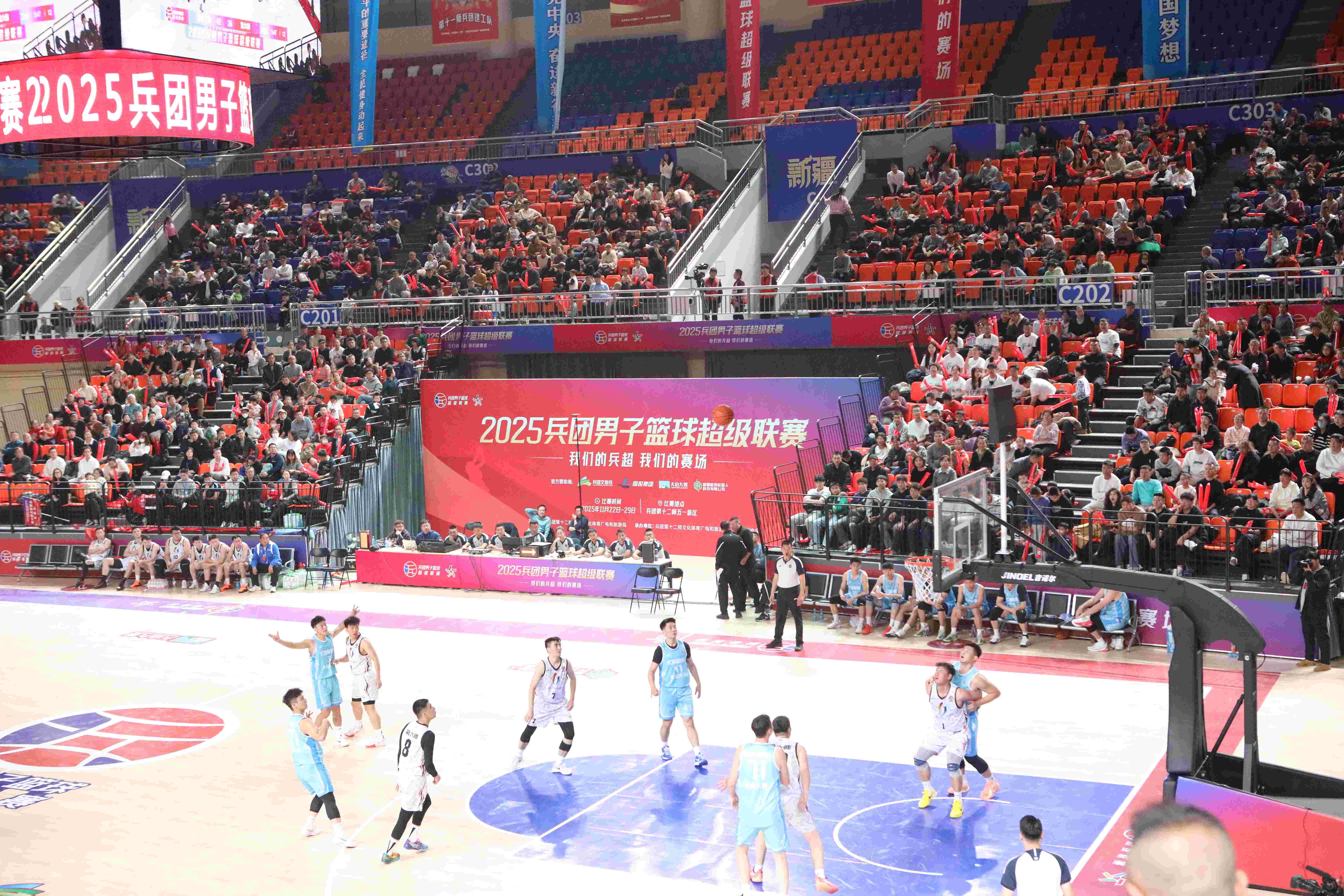 揭幕战中的精彩投篮瞬间。胡杨网记者 李雨浪 摄.jpg