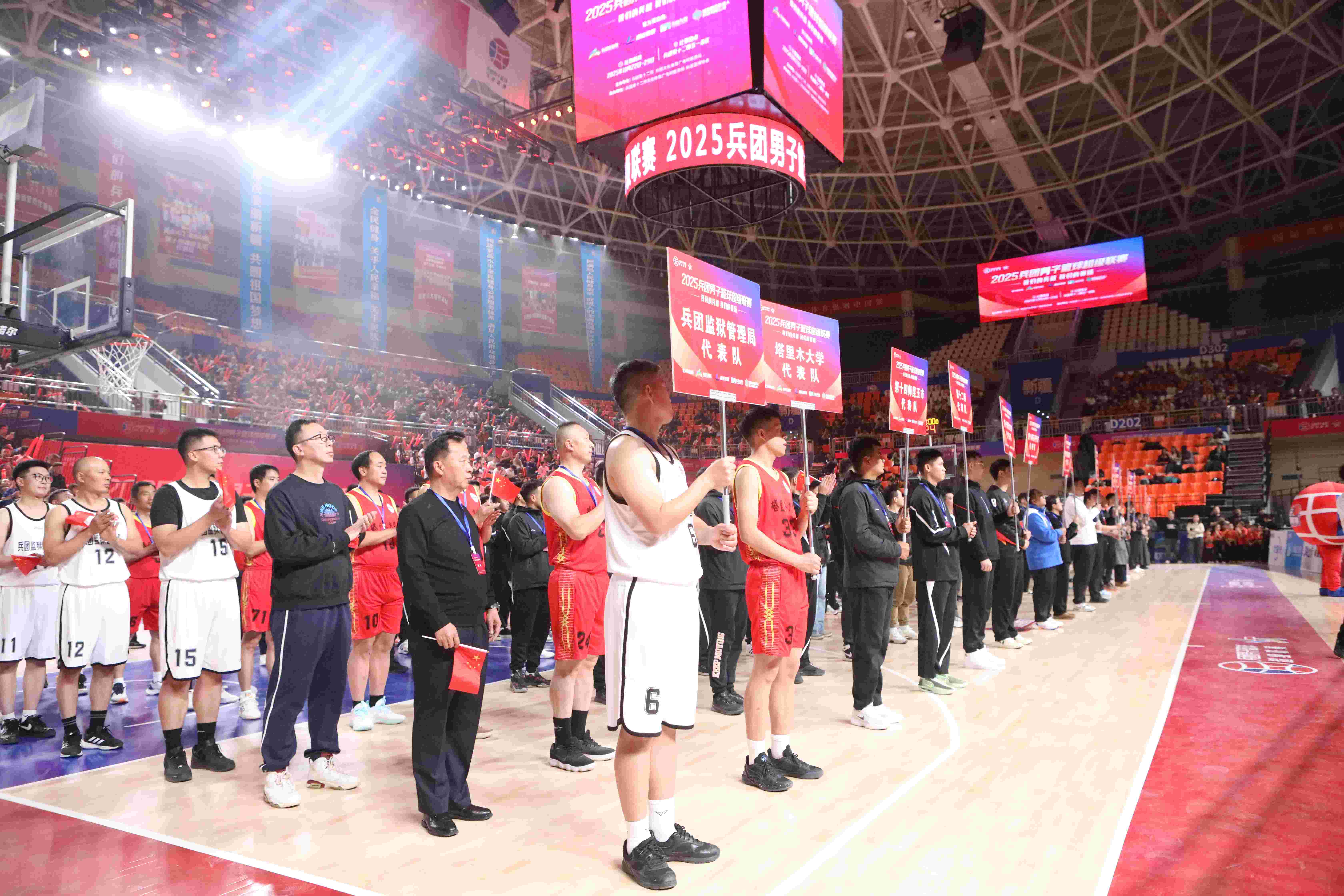 开幕式现场,参赛队伍入场。胡杨网记者 李雨浪 摄.jpg