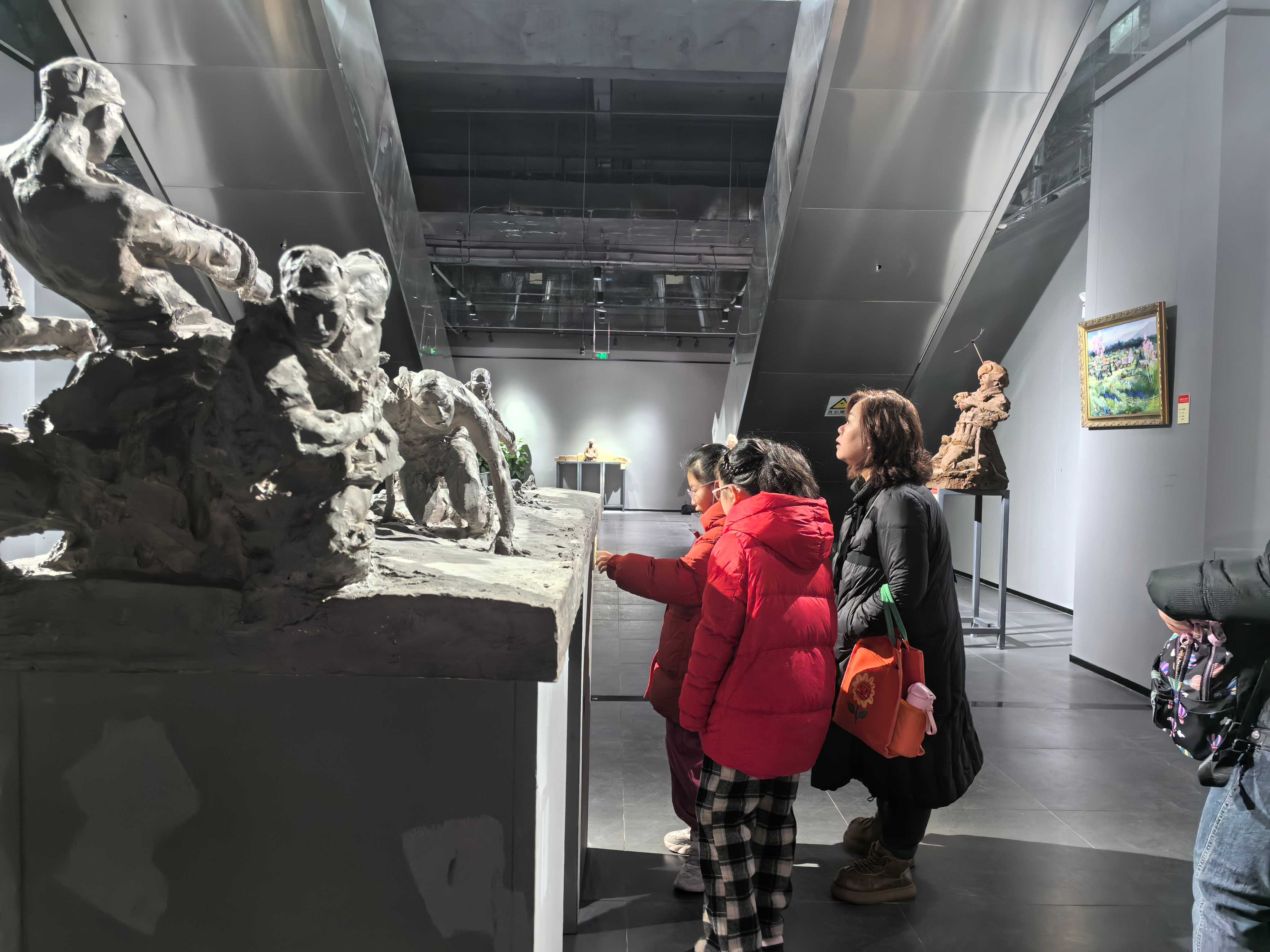 观众在馆内参观展览并讨论。胡杨网记者 李雨浪 摄.jpg