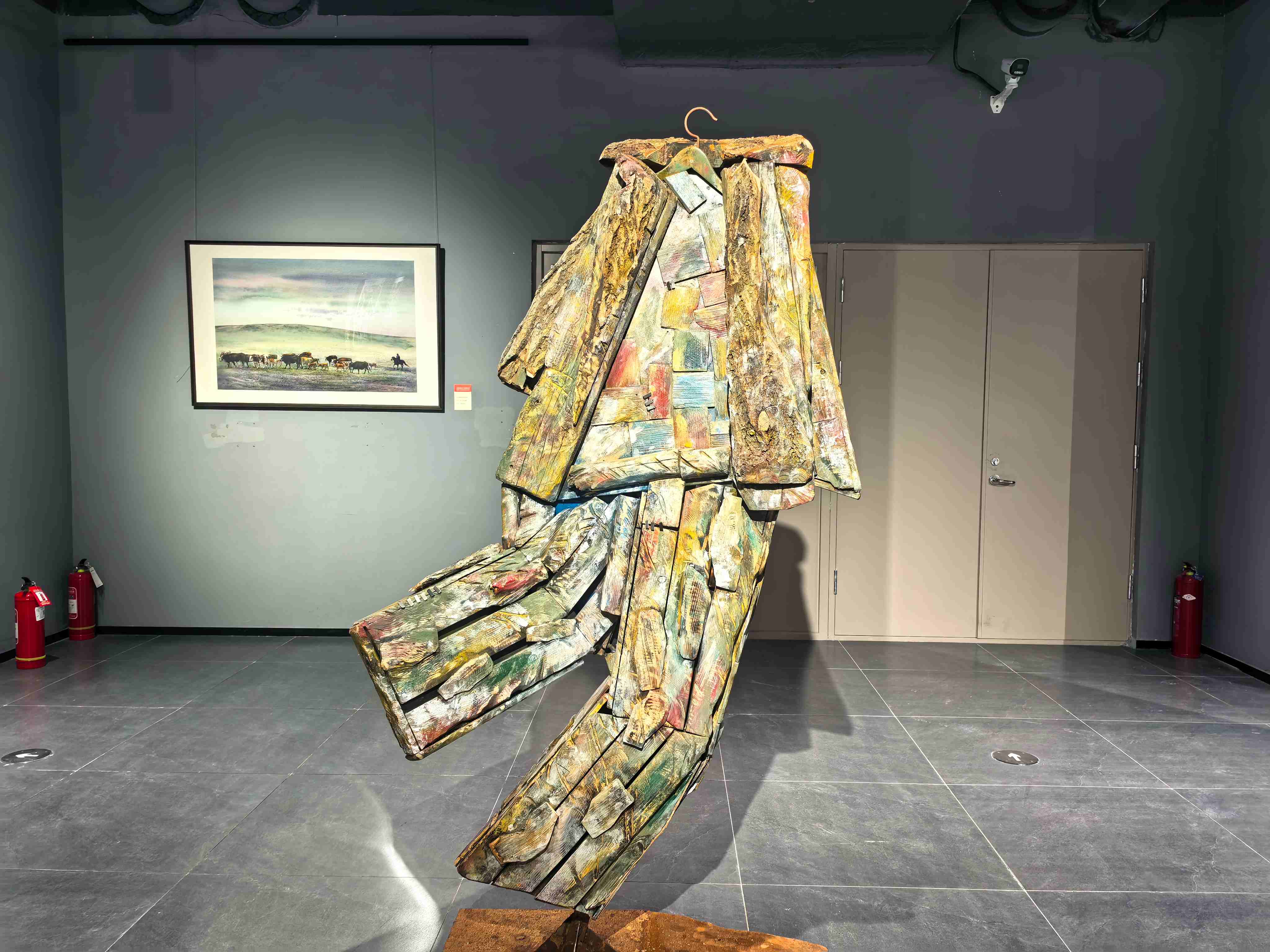 雕塑作品《回望》。胡杨网记者 李雨浪 摄.jpg