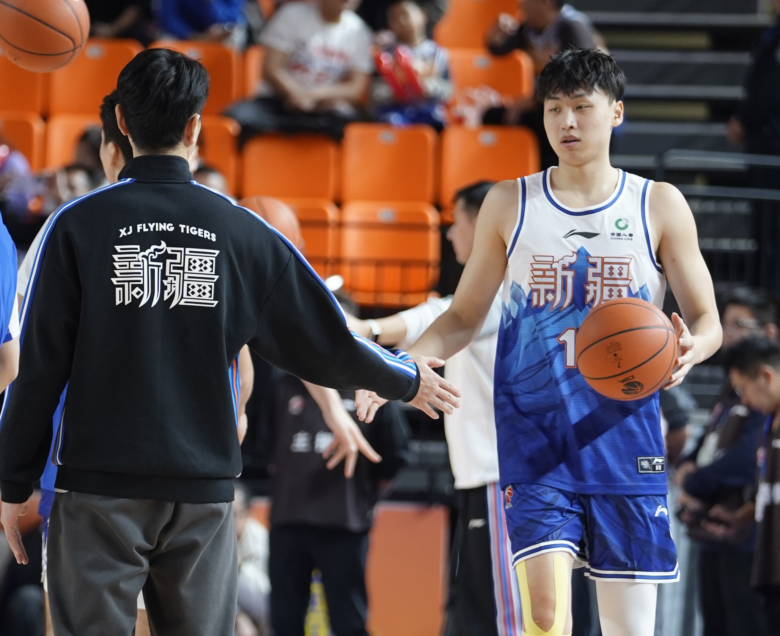 赛前,新疆伊力特球员热身,并与教练握手。田园 摄.jpg 赛前,新疆伊力特球员热身,并与教练握手。田园 摄.jpg