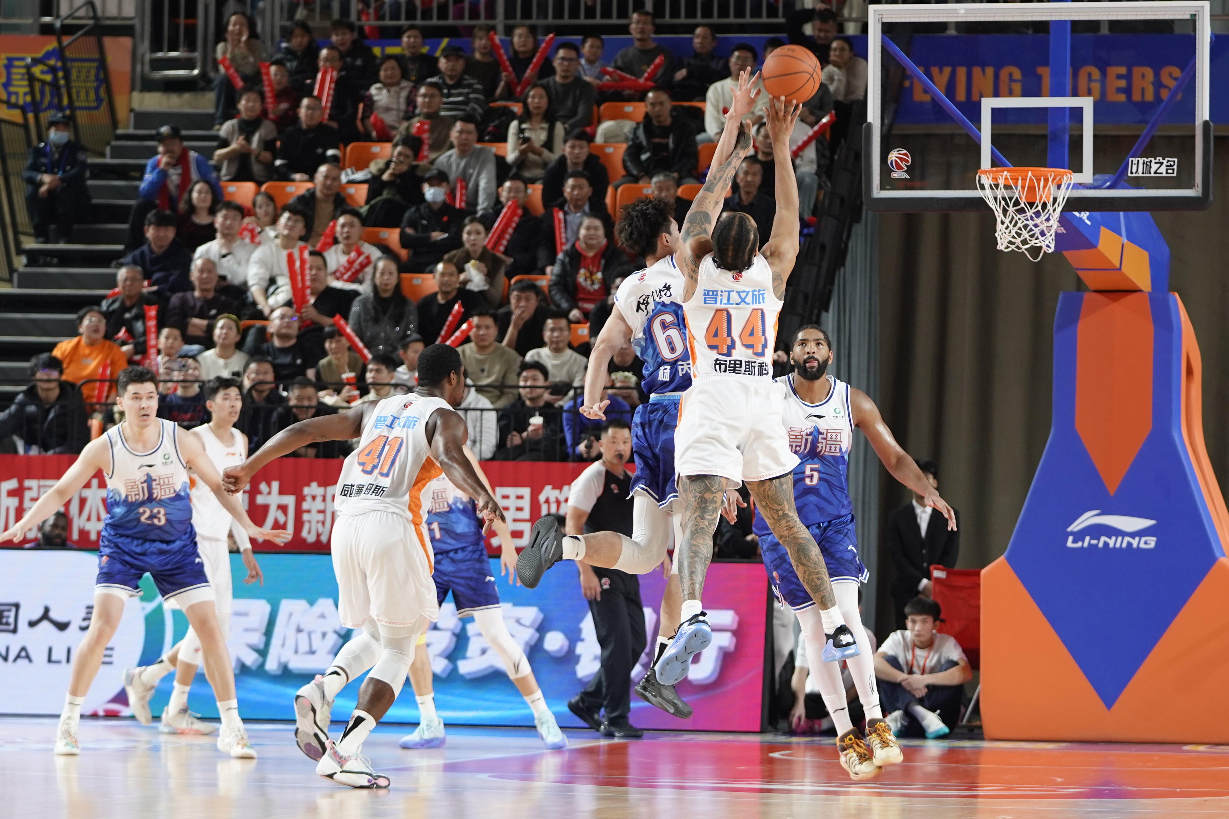 双方球员激烈比拼中。田园 摄.jpg 双方球员激烈比拼中。田园 摄.jpg