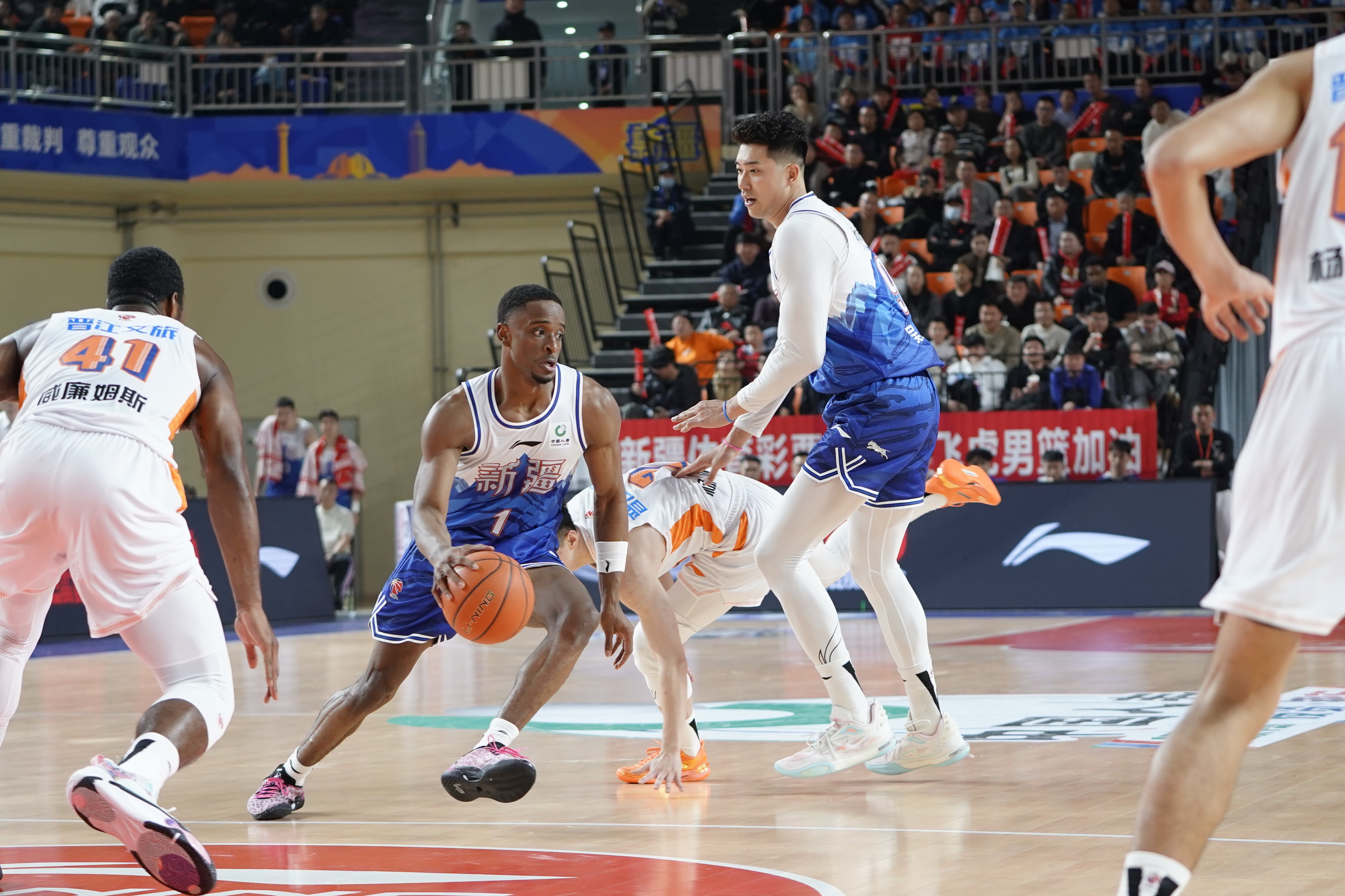 新疆伊力特新外援纳托尔正在运球。田园 摄.jpg 新疆伊力特新外援纳托尔正在运球。田园 摄.jpg