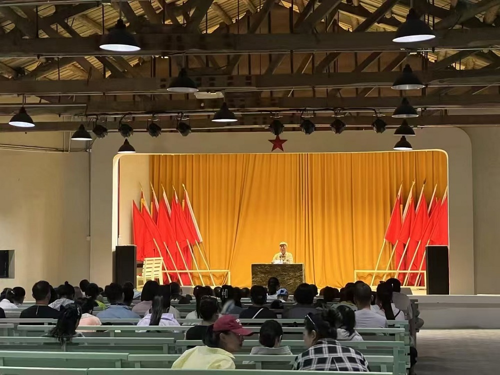 聆听兵团前辈讲红色故事。.jpg 聆听兵团前辈讲红色故事。.jpg