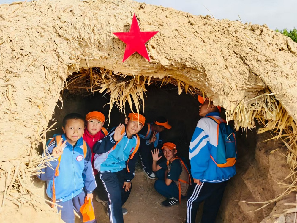 青少年参观军垦地窝子遗址,感悟兵团精神。本文图片均有十三师红星二场三连提供.jpg 青少年参观军垦地窝子遗址,感悟兵团精神。本文图片均有十三师红星二场三连提供.jpg