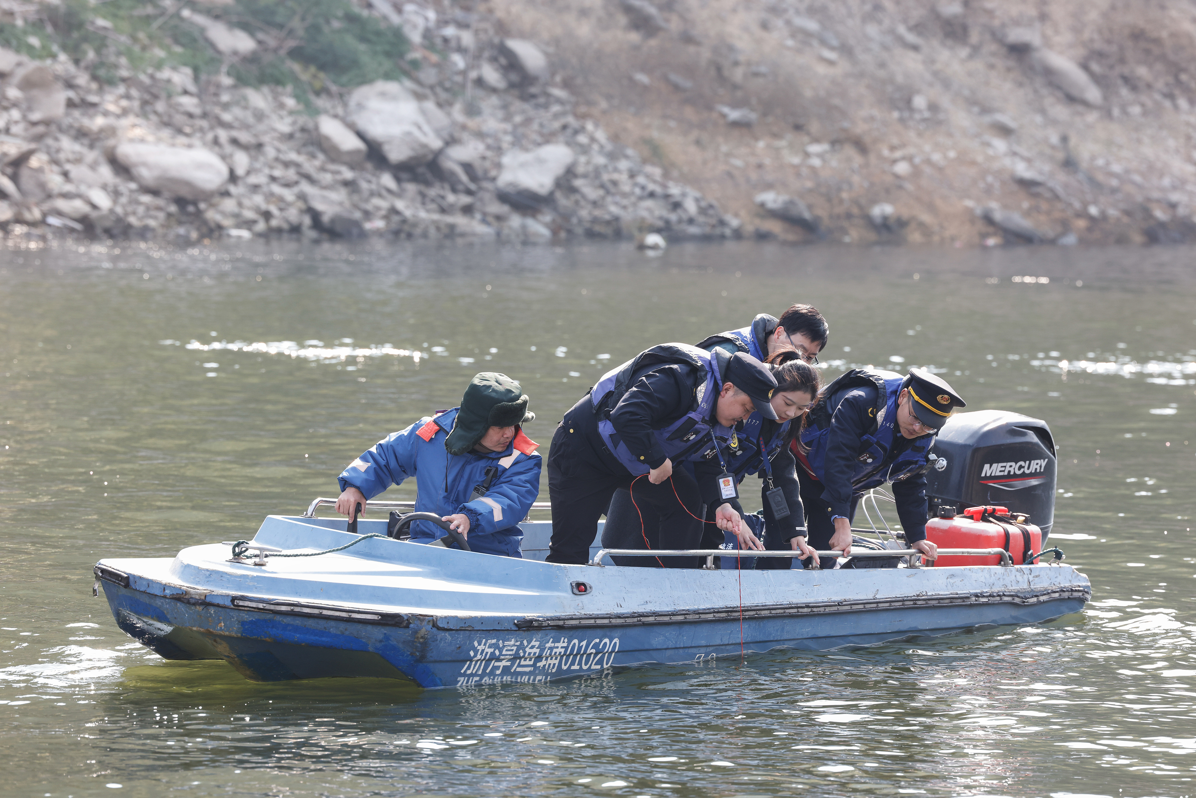 2025年12月4日，浙江杭州淳安县与安徽黄山歙县纪检监察干部及综合行政执法人员对浙皖交界的新安江鸠坑口水域进行常态化巡河，共同保护渔业资源和水域生态环境。