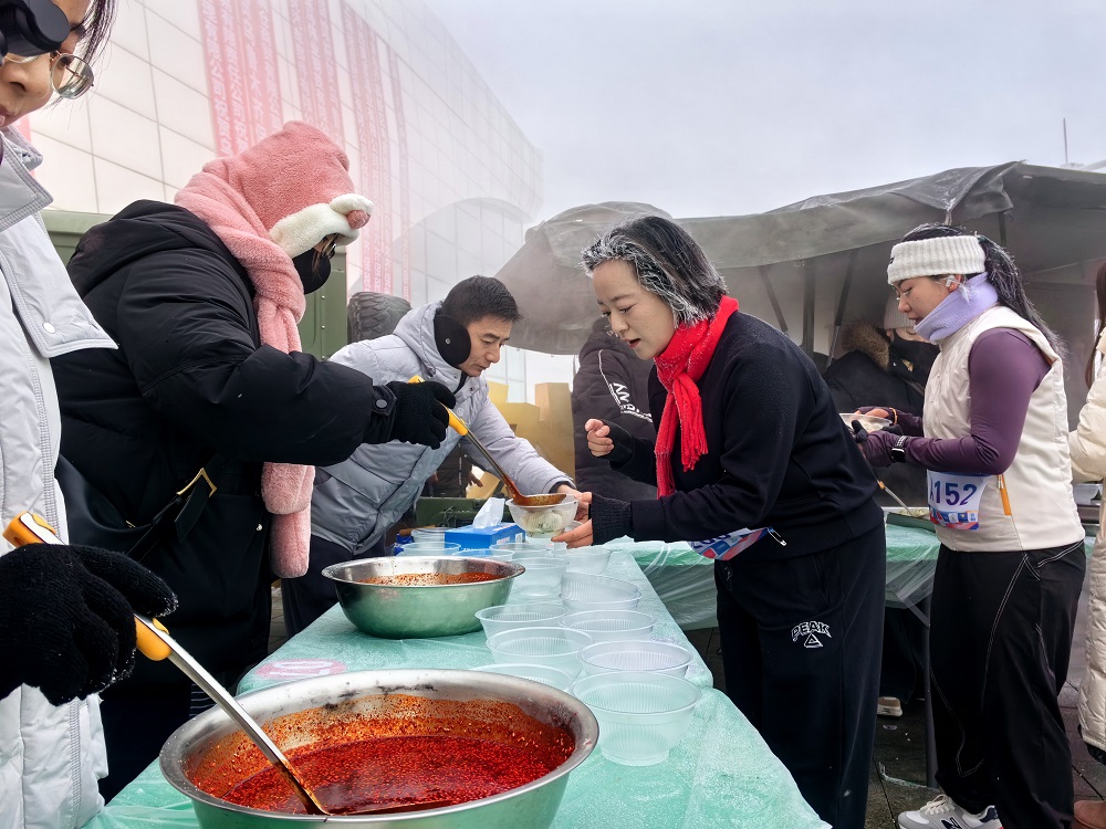 选手们完赛后品尝热腾腾的饺子。胡杨网记者 李雨浪 摄.jpg 选手们完赛后品尝热腾腾的饺子。胡杨网记者 李雨浪 摄.jpg