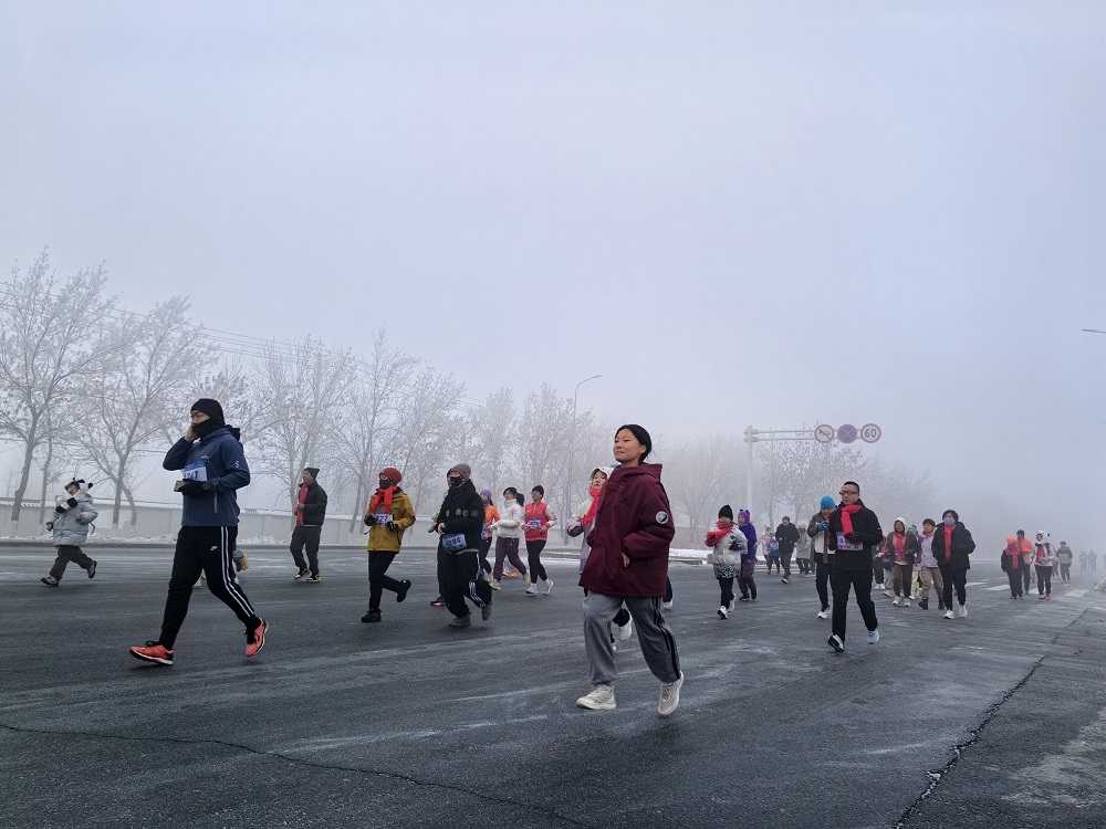 选手们活力开跑。胡杨网记者 李雨浪 摄.jpg 选手们活力开跑。胡杨网记者 李雨浪 摄.jpg