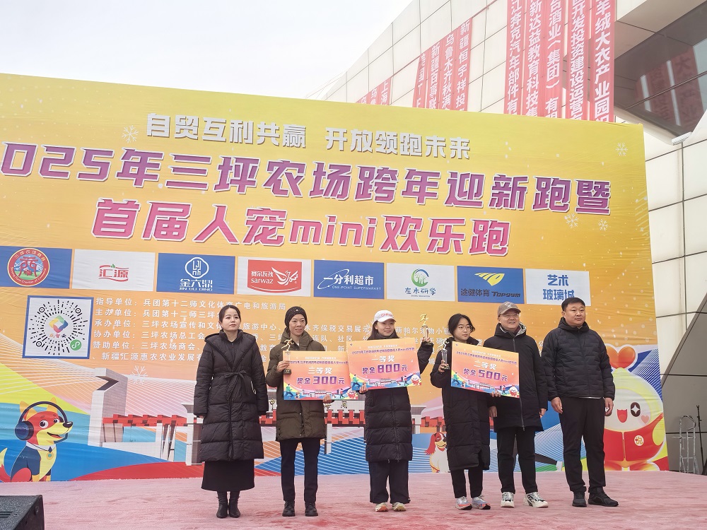 颁奖环节。胡杨网记者 李雨浪 摄.jpg 颁奖环节。胡杨网记者 李雨浪 摄.jpg