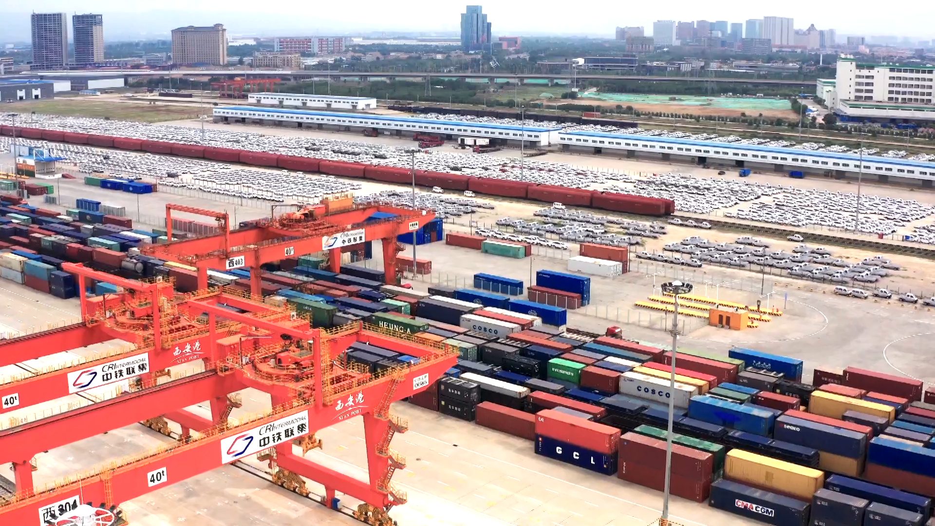 重庆国际物流枢纽园区团结村铁路集装箱中心站航拍图.jpg