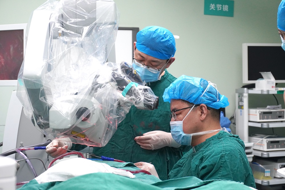 手术关键阶段,援疆专家带领团队实时研判术中情况。.jpg 手术关键阶段,援疆专家带领团队实时研判术中情况。.jpg