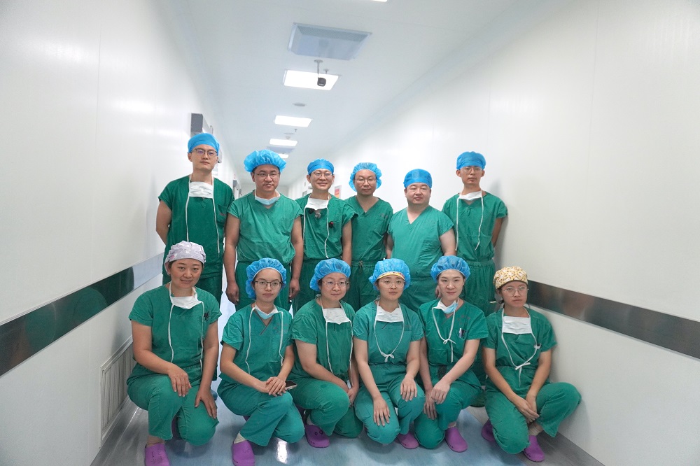 兵团首例巨大侧颅底恶性肿瘤手术团队合影.jpg 兵团首例巨大侧颅底恶性肿瘤手术团队合影.jpg